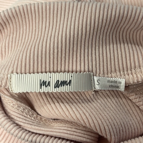- Good used condition Woman’s Mi Ami top. Size small. - Picture 14 of 15